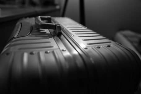 Schwarz-weiße Nahaufnahme eines Koffers mit strukturierten Oberflächen.